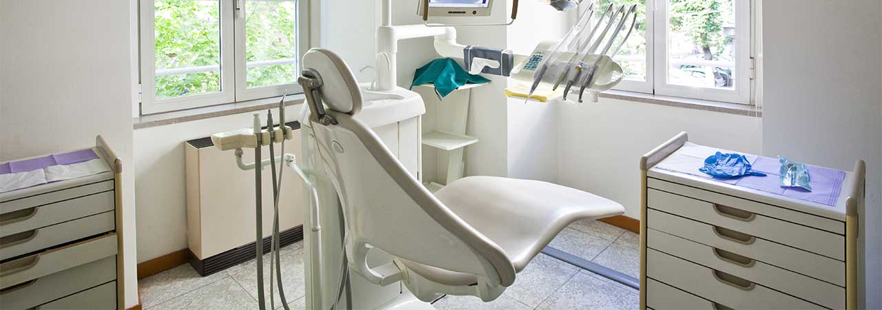 dental chair and equipment in an exam room