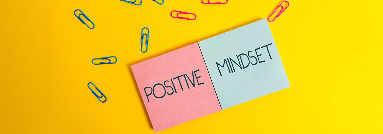 post-it notes that say "positive mindset"